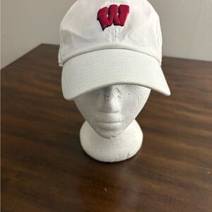 Under Armour Women’s White Hat University of Wisconsin Badgers EUC